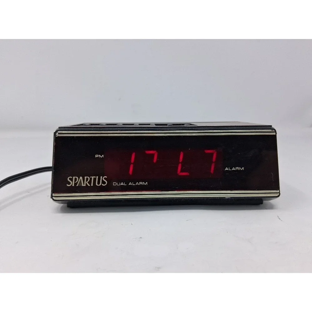 Spartus 1148 Vintage Dual Alarm Clock Red LED Wood Grain Retro Digital Bedside Y